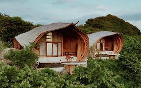 Kini Resort - Oceanfront Bamboo Eco Lodges